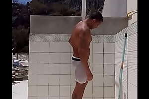 Moreno gostoso tomando banho de cueca branca