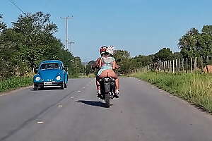Rabuda gostosa na moto mostrando a sua bunda na rua 