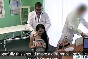Brunette hottie acquires their way contaminate screwed in act hospital