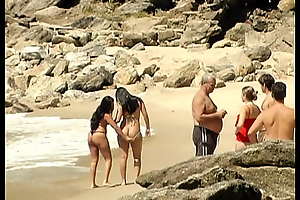 Levando os Turistas a Loucura e Chupando Buceta na Praia